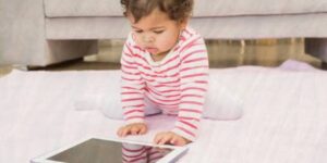This is Why Some Toddlers Are Addicted to Phones